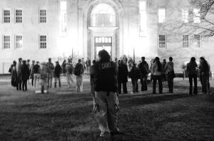 Un des plusieurs policiers qui surveillait les étudiants partisans au dehors d'un rencontre avec les étudiants, le Président, et le doyen du Collège en janvier 2012.  (Evan Mah, The Emory Wheel)